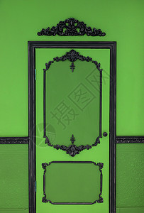 墙壁背景上古老的绿色门图片