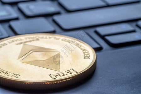 笔记本电脑上的Eeterum硬币符号未来的金融货币概念图片