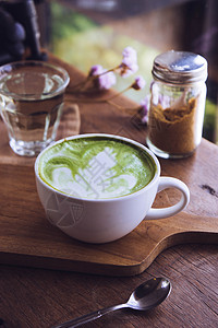 绿色茶热茶热喝拿铁白杯在咖啡店图片
