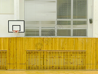 墙上的篮球架空荡的篮球场学校体育馆图片
