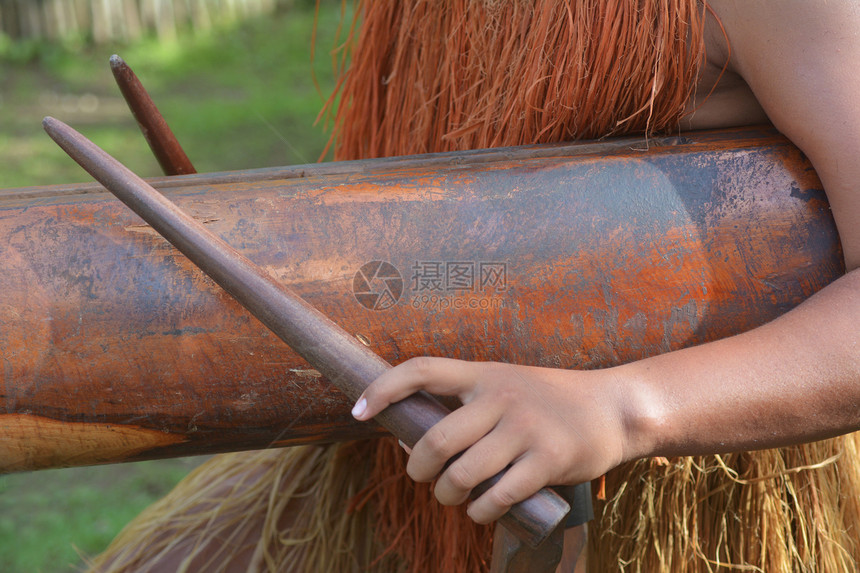 库克岛人的手在库克群岛拉罗汤加的大型木制原木佩特鼓乐器上演奏音乐真实的图片