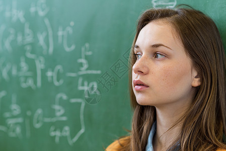 数学课的少女被数学公式所压倒图片