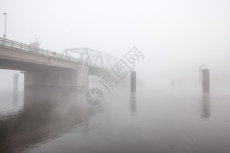 这座桥在一个早晨被浓雾笼罩图片