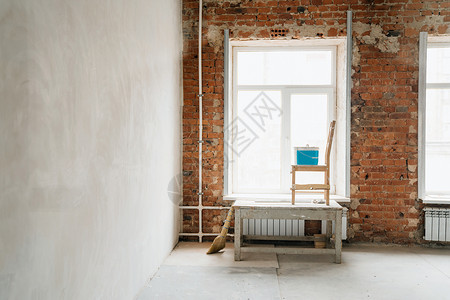 概念修复石膏的窗户和红砖的墙壁房间里的大窗户一只建筑山羊一把椅子和一图片