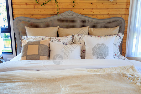 床上有美丽的枕头和米色毯子卧室里有图片