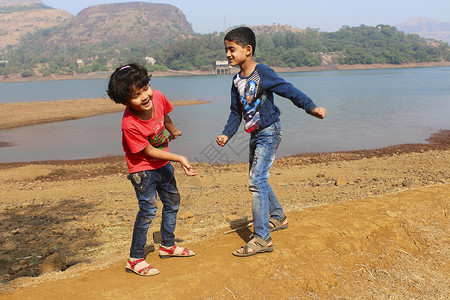 小男孩和小女孩一起在Pune的TamhiniG图片