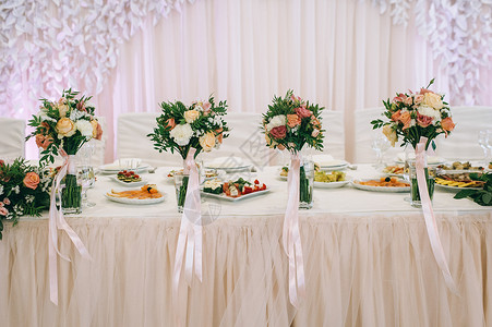 优雅的餐桌布置和婚宴餐饮图片
