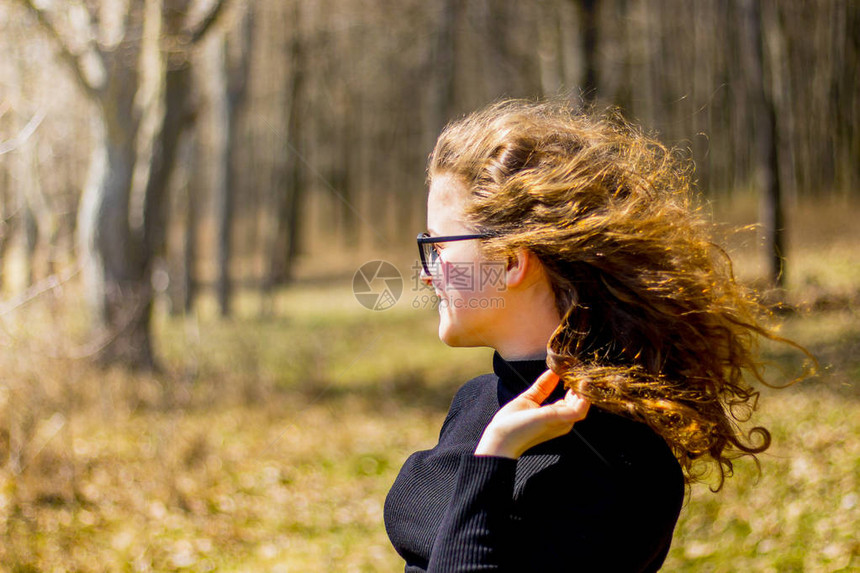 年轻女孩在森林里散步积极休闲积极图片