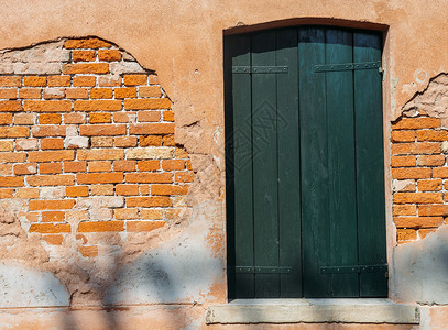 意大利威尼斯穆拉诺等地的红砖墙上装着绿色图片