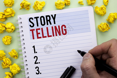 写笔记显示讲故事展示讲或写短篇故事的商业照片分享由拿着标记笔本纸的人图片
