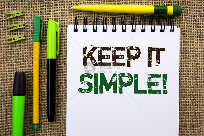 文字书写文本保持简单的励志电话简化事物的商业概念简单清晰简洁的想法写在笔记本上黄麻背景旁图片