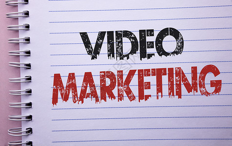 文字写作文本视频营销媒体广告多媒体推广数字策略的商业概念写笔记本图片