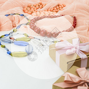 白色背景的红珠峰粉红丝巾礼物图片
