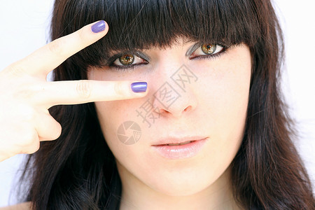 美丽的年轻美女的面容紫色涂着指甲图片