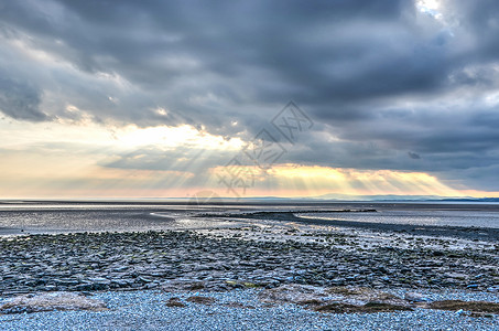 英国兰卡什利莫雷坎贝的海滩和泥滩上的岩石砾石图片