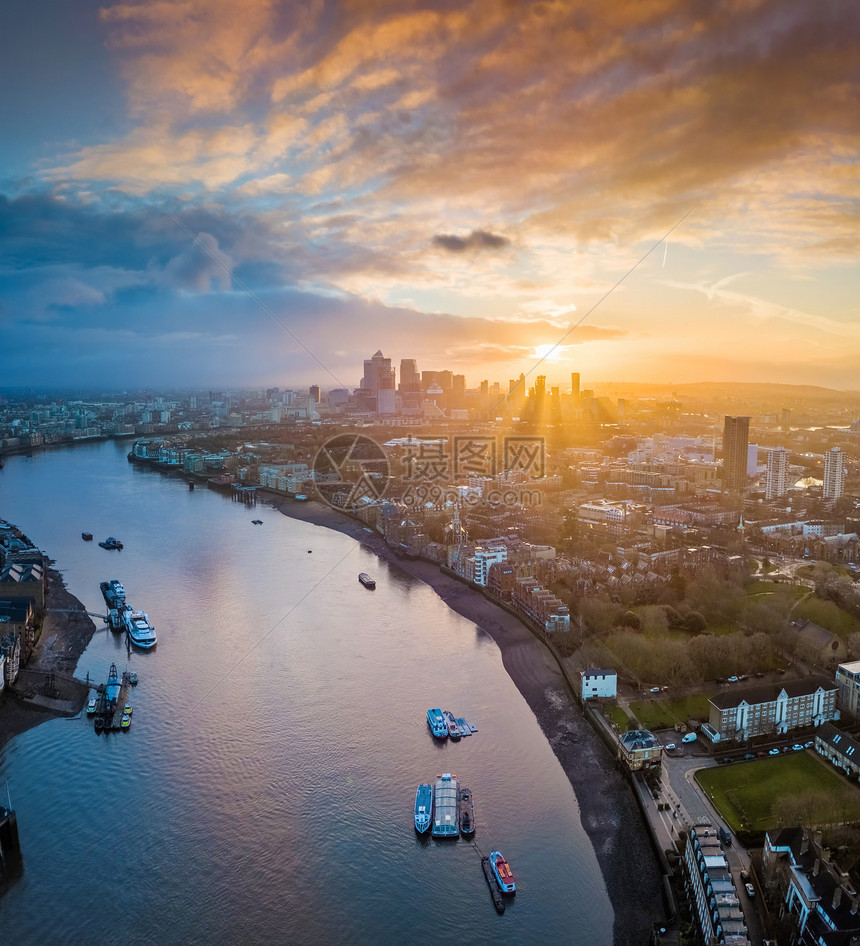 日出时伦敦东部的全景空中天际线景观图片