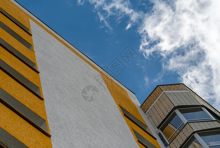黄色多层房屋阳台和天空的角度图片