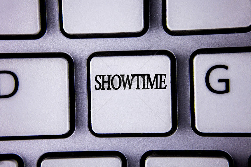 显示Showtime的文本符号概念照片时间播放电影音乐会表演活动计划开始书面白色键盘与复制图片