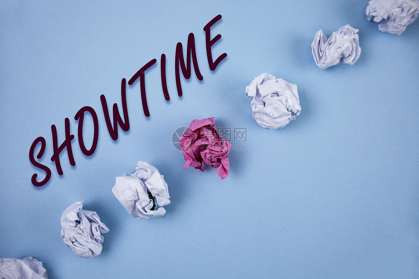手写文字书写Showtime概念意思是时间播放电影音乐会表演活动计划在它旁边开始写纯蓝色背景图片