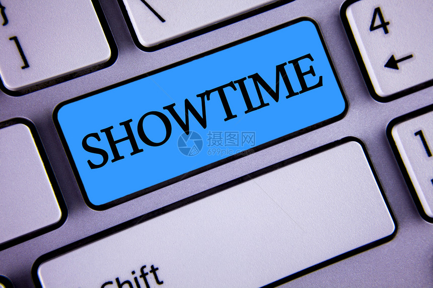 显示Showtime的书写笔记商业照片展示时间播放电影音乐会表演活动计划开始写蓝键按钮白色键盘与复制图片