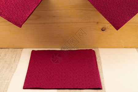 背景包括木板表面布甘底色纸巾带条纹的光织图片