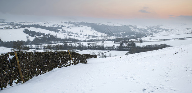 雪覆盖英格兰山峰区日出图片