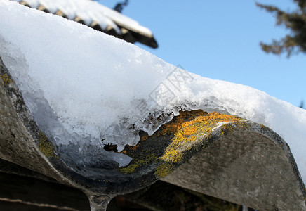 石板屋顶冰柱覆盖着雪覆盖着雪图片