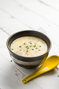 玉米汤和黄勺子背景图片