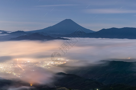 夏季风云多的福吉山Mt图片