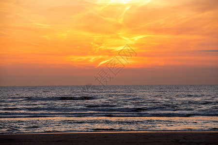 海与橙色天空的风景图片