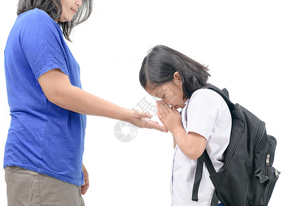 女学生在上学前先向母亲表示尊重或赞许图片