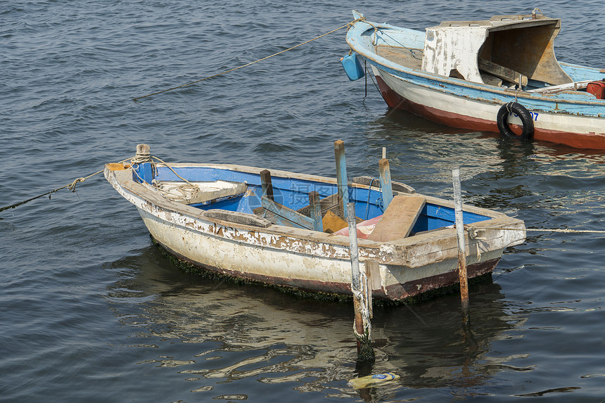 停靠在码头的旧渔木船图片