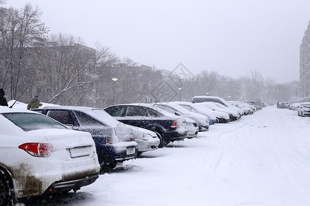 城市里有暴风雪和大雪人们移动和站立汽车图片