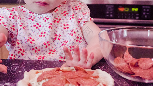 小女孩自制小意大利辣香肠比萨饼图片