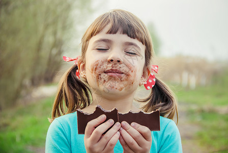 甜牙孩子吃巧克力有图片