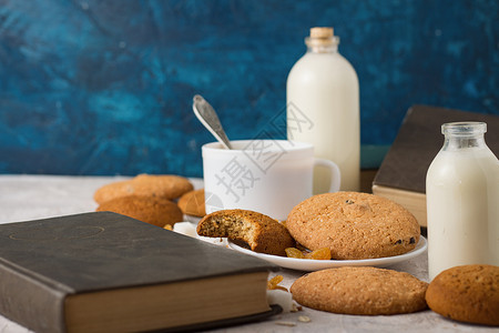 咖啡饼干葡萄干牛奶燕麦和书图片