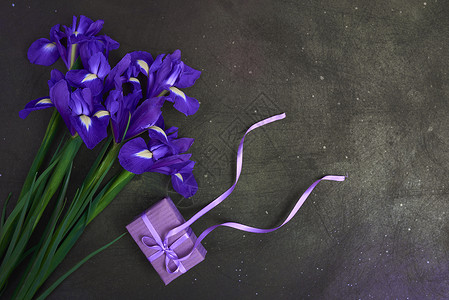 带春紫虹花和小礼物盒的贺卡图片