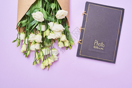 使用春季白色废品花和紫底相册的相册文本空间等贺图片
