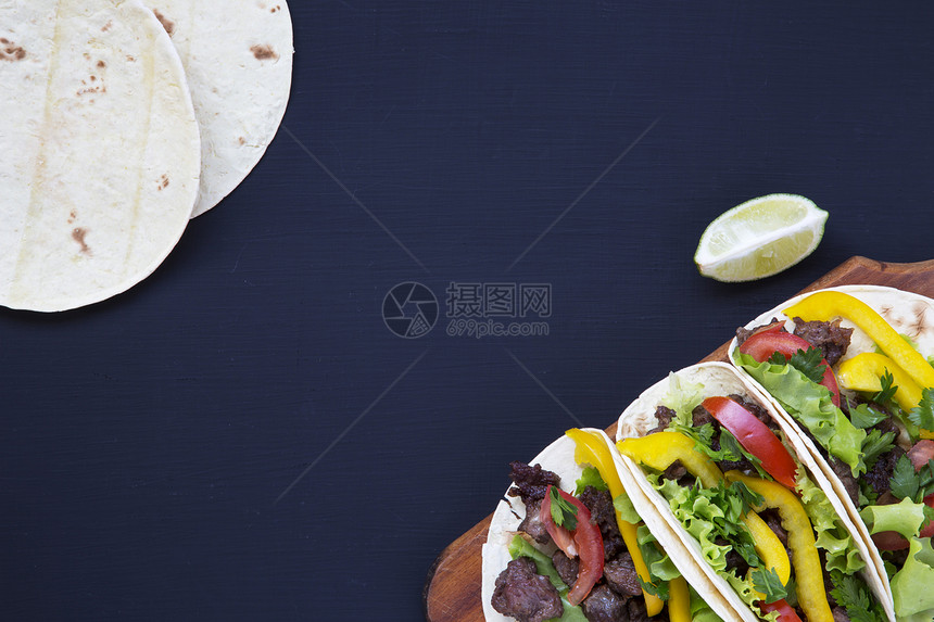 墨西哥街头玉米饼平面配有牛肉和蔬菜最美图片