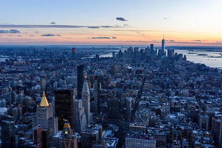 曼哈顿市中心天际线的景色与摩天大楼在美国纽图片