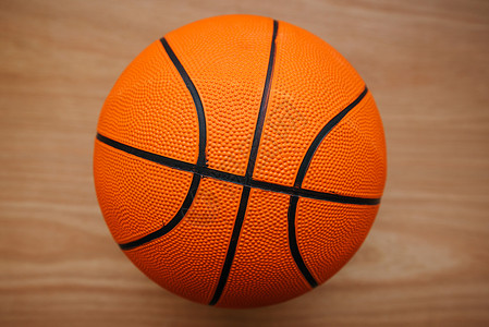 篮球在硬木法院楼背景图片