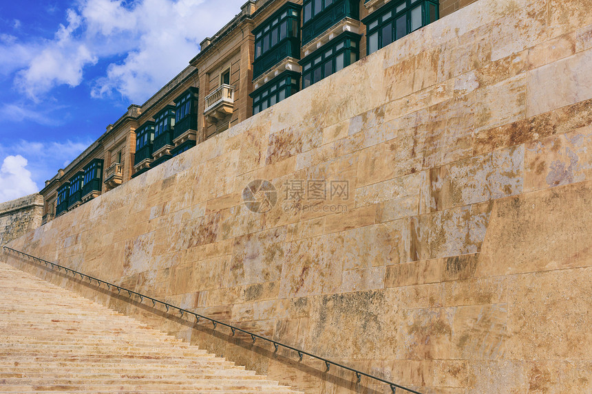 马耳他瓦莱塔历史中心的石楼梯和带金属栏杆的石墙蓝天和传统的马图片