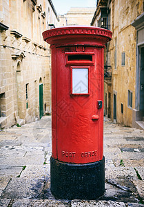 马耳他瓦莱塔的科布斯通街上的红色背景图片