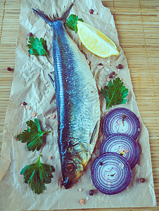 盘子上有美味的咸鱼苗地中海和俄罗斯图片