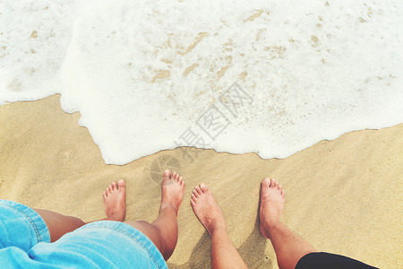 男人和女人的脚双脚站在沙滩图片