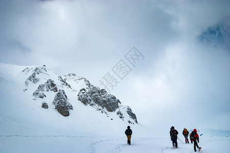 雪上爬山者图片