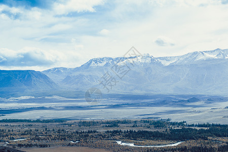 山谷的景色五彩缤纷的天空下的山丘图片