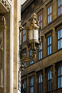 欧洲老建筑上的装饰路灯图片