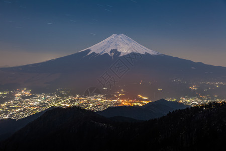 从日本Mitsutoge山顶看到的富士山和富士吉田镇的夜景图片