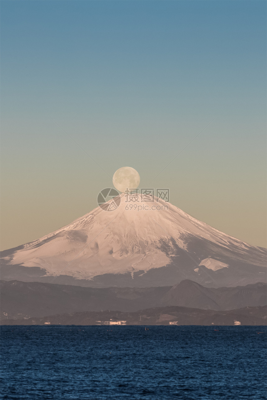 日落时的富士山与月亮日本图片